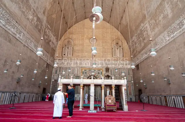 مسجد السلطان حسن – قاعة الصلاة من الداخل في القاهرة القديمة 1
