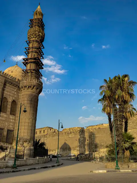 ظل مئذنة مسجد قايتباي الرماح على أسوار دار محفوظات القلعة