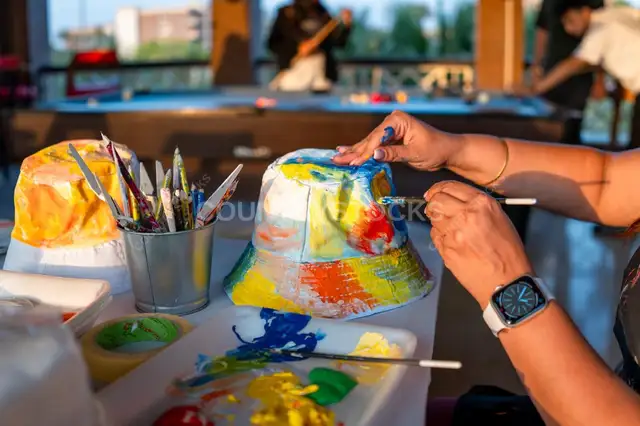 ست بترسم على قبعة بيضا بإتقان
