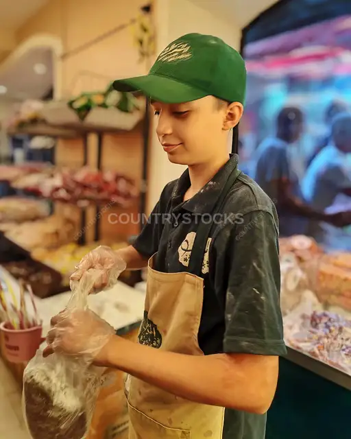 صبي يغلف حلاوة المولد في محل بين الحارات برمسيس
