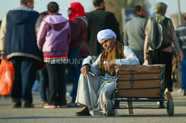 عامل مسن بيستريح في معرض القاهرة الدولي للكتاب 2