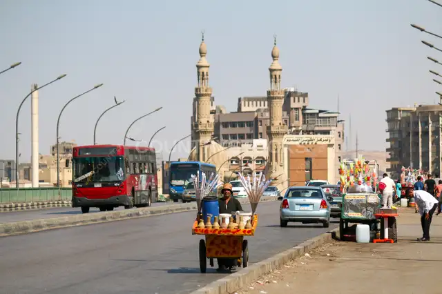 بياعين على كوبري الجامعة في القاهرة