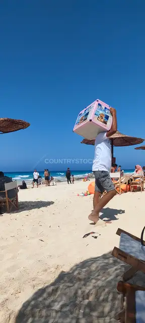 بياع الفريسكا على شاطئ الإسكندرية