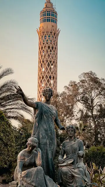 برج القاهرة والتماثيل البرونزية عند الغروب، الجزيرة