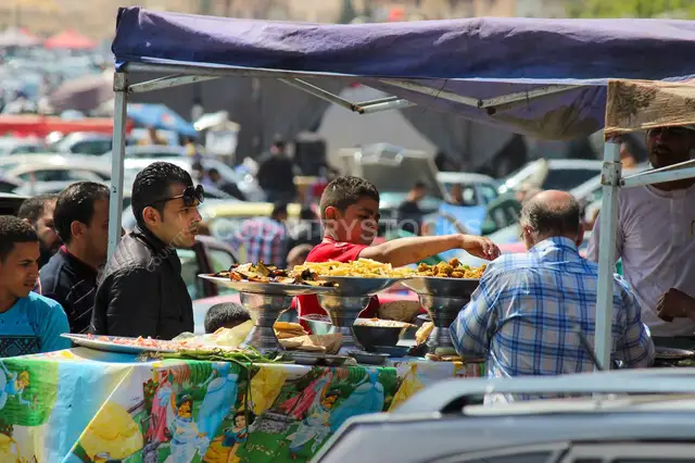 عربة طعام تبيع الفول والطعمية في القاهرة، مصر