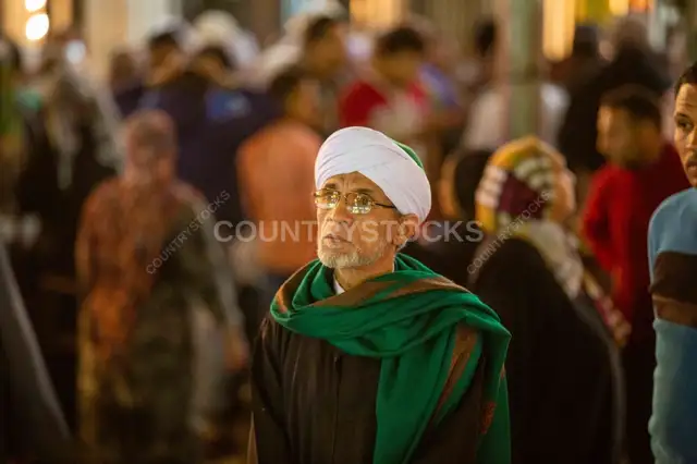 زائر بيتنقل في شوارع المولد