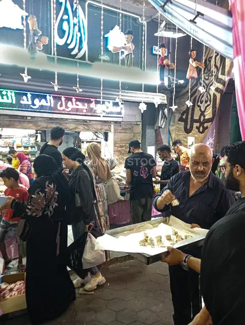 بائع يقدم عينات ملبن بالمكسرات في رمسيس القاهرة