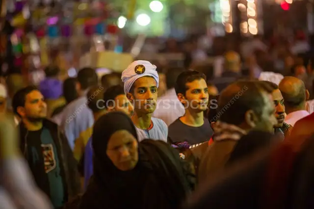 مشارك وسط أجواء مولد السيدة زينب