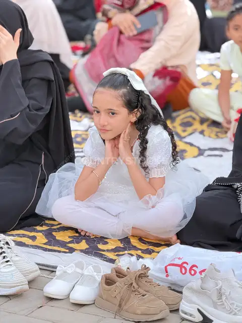 بنت صغيرة تستمع لخطبة العيد