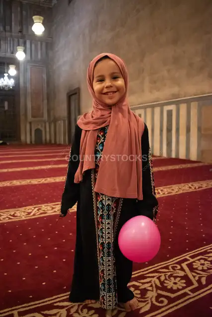 طفلة ببالونة داخل المسجد في العيد