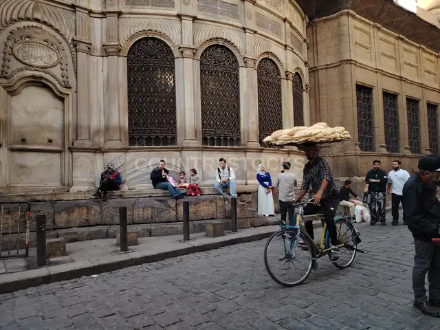 بائع العيش البلدي على عجلة في شارع المعز