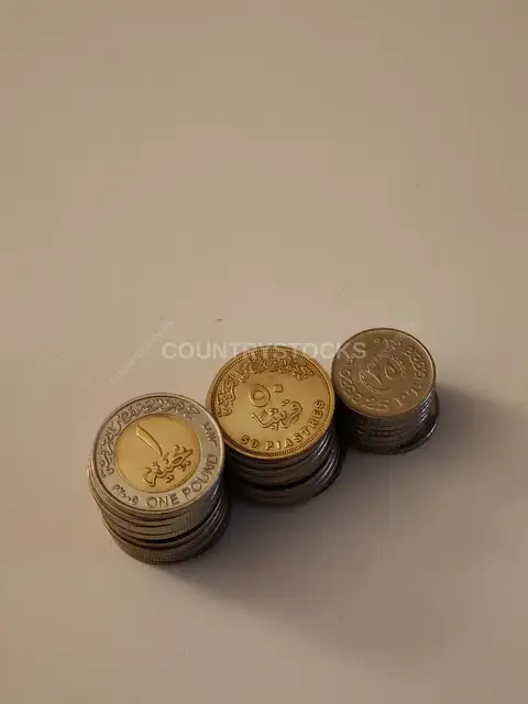 أكوام عملات الجنيه والقرش المصري
