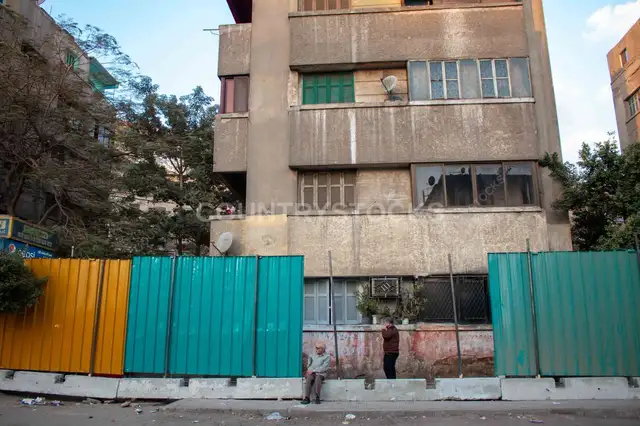 راجلين بيستريحوا جنب حواجز المترو في شارع السودان بالقاهرة