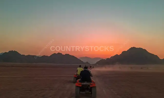 ركوب الدراجات الرباعية في الصحراء عند الغروب، شرم الشيخ