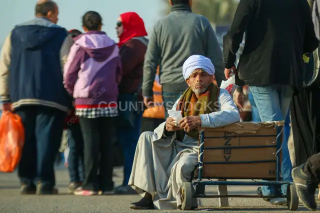 عامل مسن بيستريح في معرض القاهرة الدولي للكتاب 1