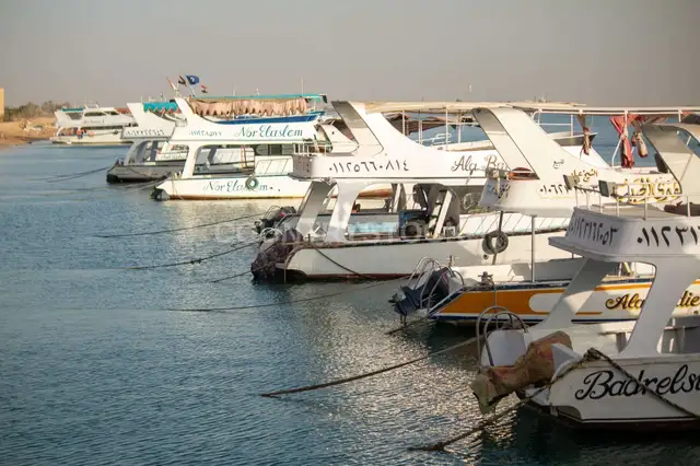 قوارب راسية على الكورنيش