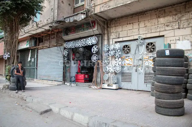 محل كاوتش وجنوط في شارع السودان، القاهرة
