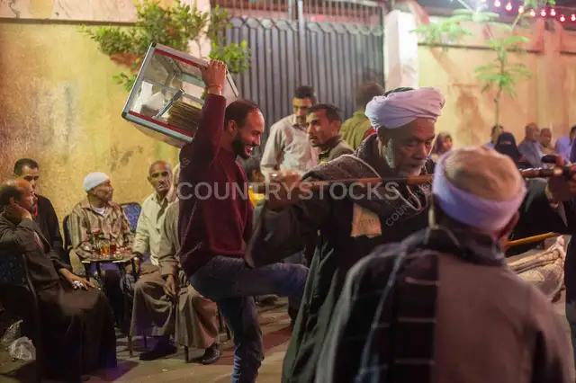 باعة متمركزين في شوارع المولد