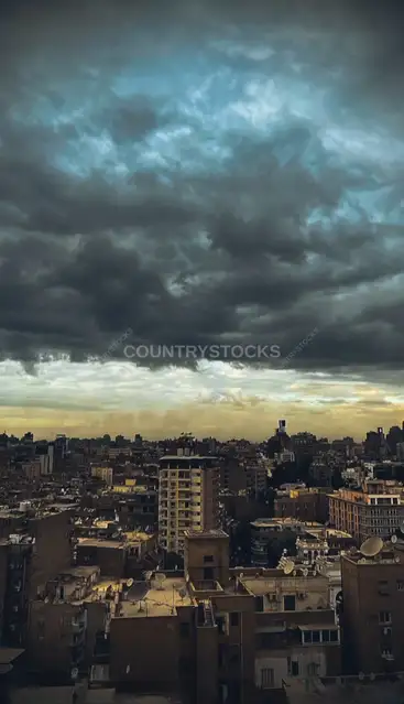 غيوم عاصفة فوق أسطح الجيزة، شارع التحرير