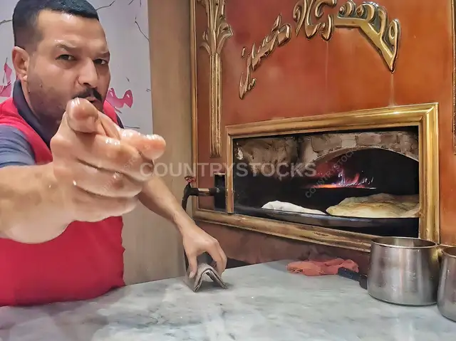 خباز أمام فرن حطب، مطعم الحسين القاهرة