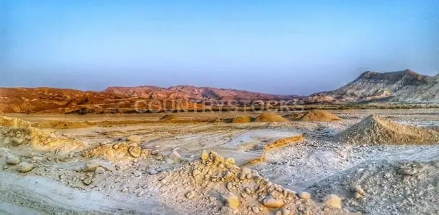 منظر جبلي وأراضٍ ملحية في جنوب سيناء بمصر وقت الغروب