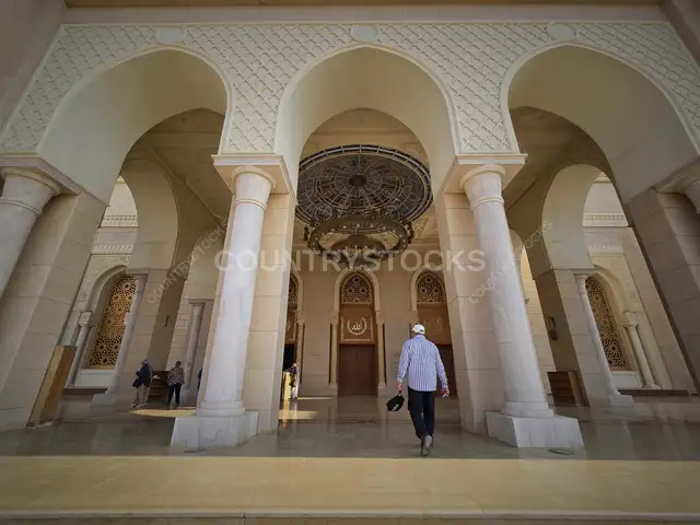 مدخل مسجد الفتاح العليم بالعاصمة الإدارية الجديدة