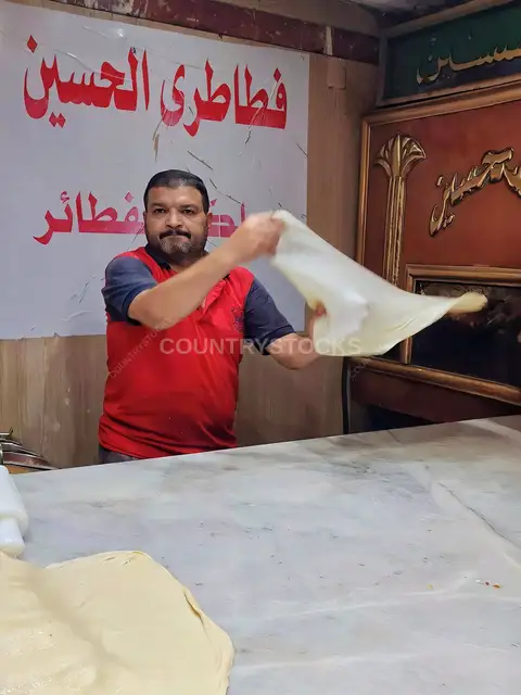 فرد عجين الفطير بالهواء - فطاطري الحسين القاهرة