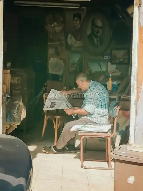 صاحب محل أنتيكات يقرأ الجريدة، شارع عابدين القاهرة