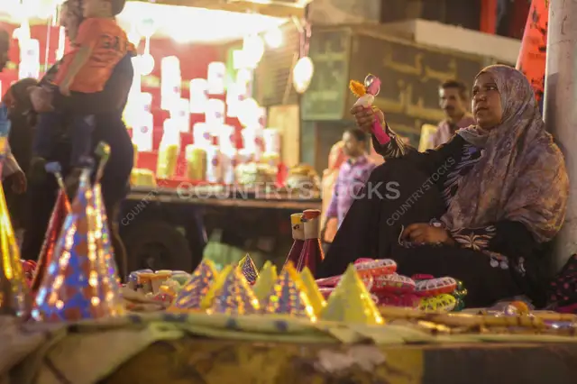 امرأة تبيع ألعاب الأطفال في أحد شوارع القاهرة، مصر