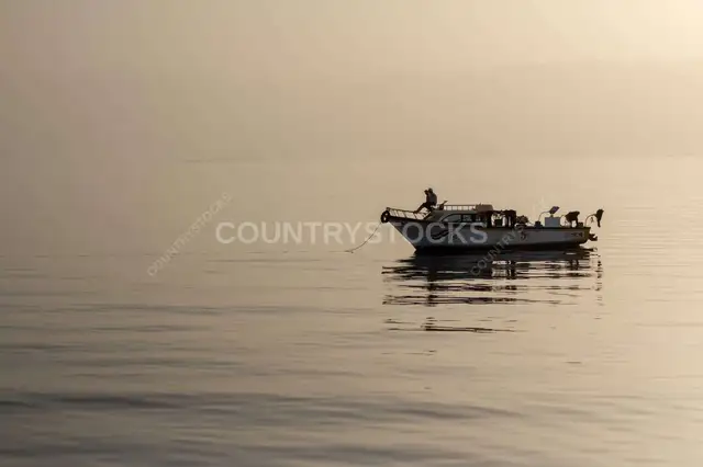 قارب صيد منعزل عند الشروق – مصر 2