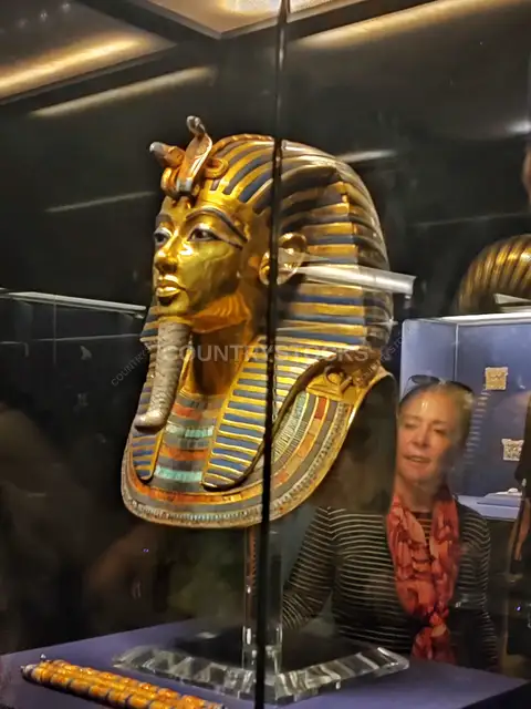 القناع الذهبي الجنائزي للملك توت عنخ آمون، المتحف المصري القاهرة