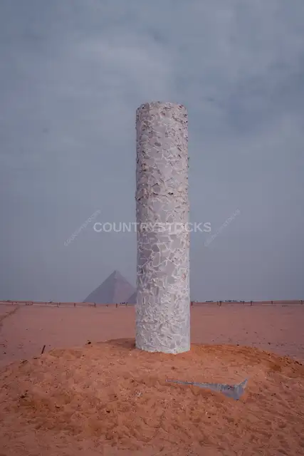 منحوتة فنية معاصرة في صحراء أهرامات الجيزة