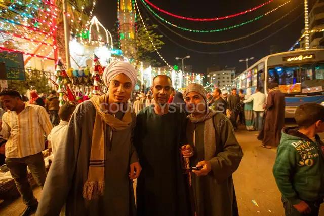 رجالة بالجلابية في المولد