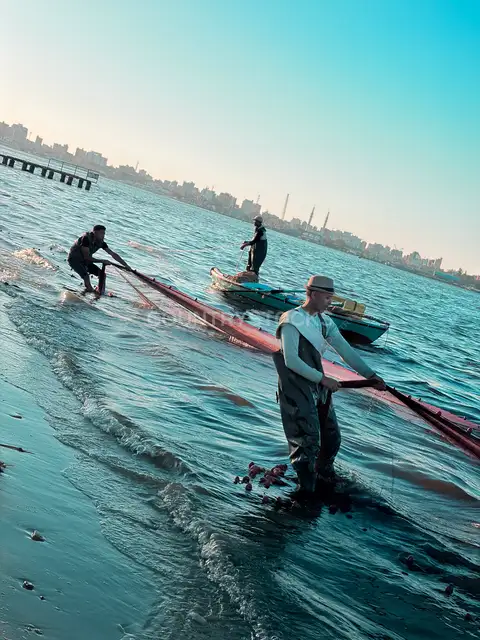صيادون يسحبون الشبكة على شاطئ إسماعيلية