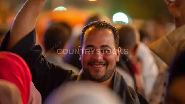 زائر محاط بالناس في مولد السيدة زينب