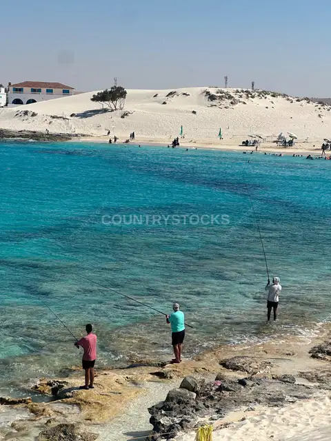 صيادون على شاطئ اللاجون في مرسى مطروح