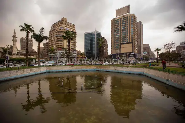 بركة حضرية محاطة بمباني طويلة في القاهرة