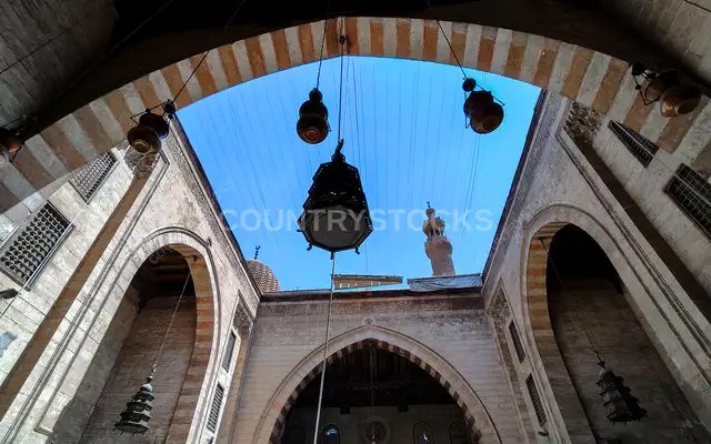 صحن مسجد السلطان برسباي المكشوف والمئذنة، القاهرة
