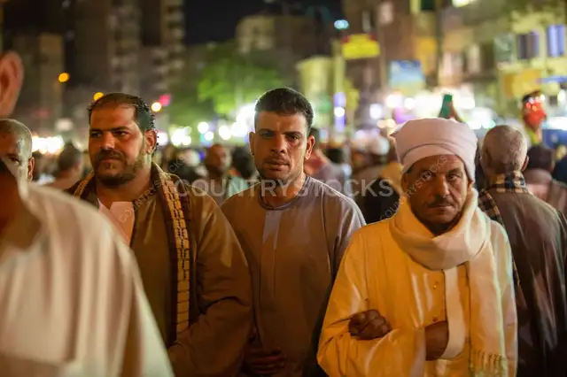 شخص ماشي وسط زحمة مولد السيدة زينب