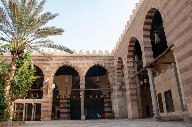 منظر جانبي للمسجد الأزرق (مسجد الأمير آق سنقر) في القاهرة 13