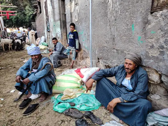 رعاة على جانب الطريق في موسم العيد