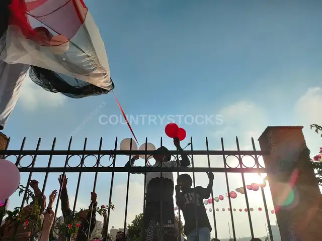 أطفال بالبالونات وعلم مصر صباح العيد