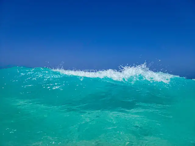 موجة تنكسر مع رذاذ الماء، شاطئ الأبيض مرسى مطروح