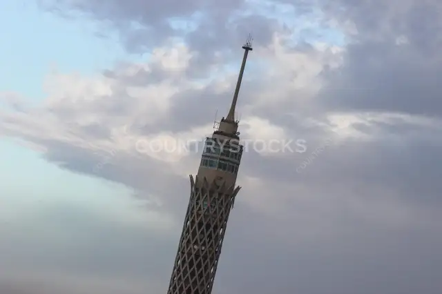 برج القاهرة وسط سما مليانة سحب