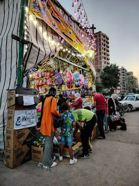 أسرة مصرية تتسوق الأدوات المدرسية في سوق الشرفا بالقاهرة