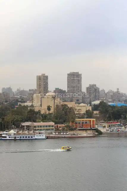 قوارب على نهر النيل ومنظر أفق القاهرة 3
