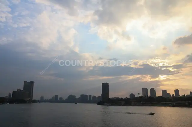 جولة بقارب وقت الغروب على النيل – أفق القاهرة