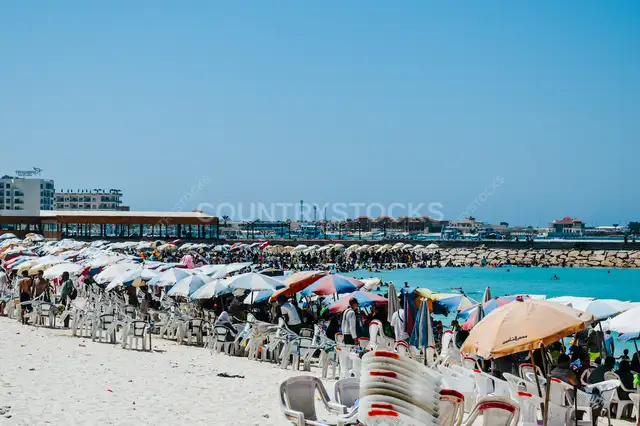 شاطئ مرسى مطروح – مظلات ملونة وأجواء صيفية