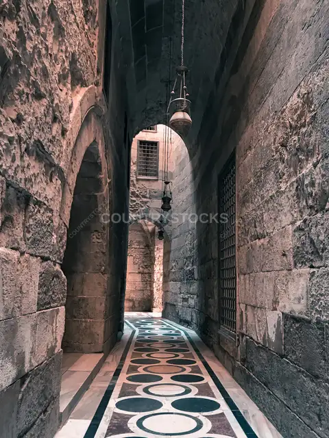ممر حجري تاريخي في شارع المعز، القاهرة
