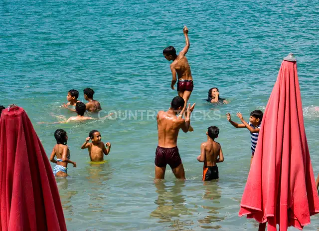 أطفال يلعبون في البحر الأبيض المتوسط، شاطئ الإسكندرية